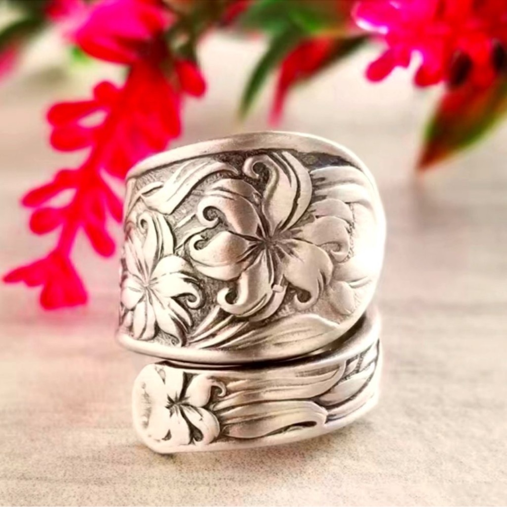 Vintage Style Stainlessadjustable Ring Dainty Flower On The Band